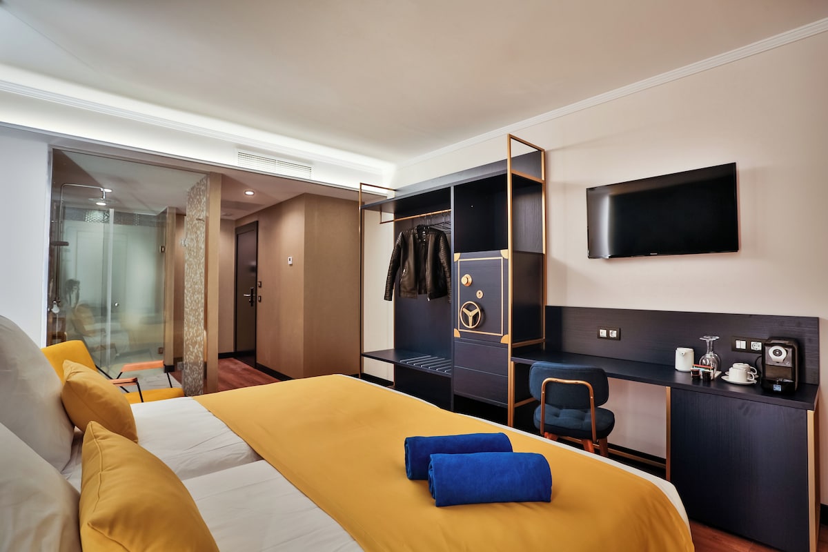 Minibar, safe på rommet, skrivebord og blendingsgardiner