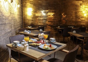 Petit déjeuner buffet (15 EUR par personne)