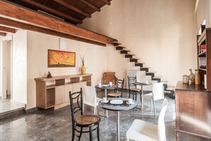 Design Triple Room, 3 Twin Beds, Private Bathroom, City View (Lavanda) | Living area - Le pomelie bed and breakfast (Palermo)