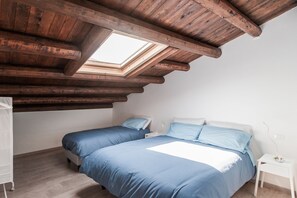 Tripla Design, 3 letti singoli, bagno privato, vista città (Lavanda) | Biancheria da letto di alta qualità, minibar, una scrivania
