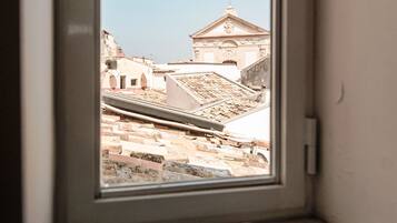 Quarto triplo design, 3 camas de solteiro, banheiro privativo, vista para a cidade (Lavanda) | Banheiro | Chuveiro, produtos de toalete grátis, toalhas de banho