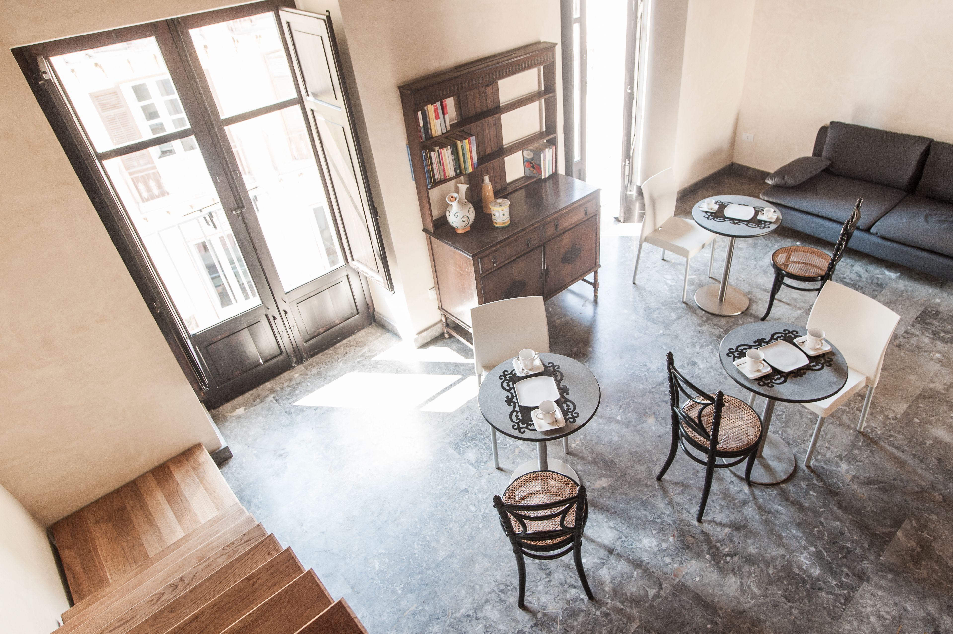 Chambre Triple Design, 3 lits une place, salle de bains privée, vue ville (Lavanda) | Coin séjour