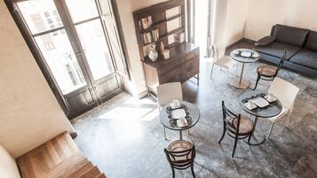 Chambre Triple Design, 3 lits une place, salle de bains privée, vue ville (Lavanda) | Coin séjour