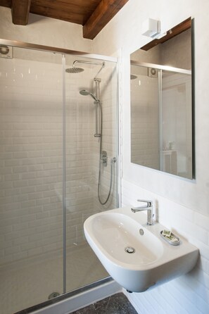 Comfort Double Room, 1 Queen Bed, Private Bathroom, City View | Bathroom | Shower, free toiletries, towels