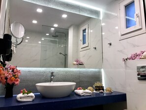 Rom – deluxe, 1 kingsize-seng, ikke-røyk, privat bad | Bad | Dusj, hårføner og håndklær
