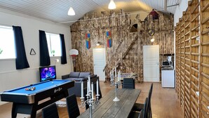 Extra Big Two-Bedroom Apartment with 2 lofts and with Private Bathroom and Kitchenette | Oppholdsområde