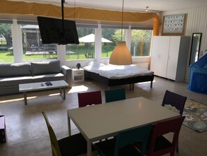 One-Bedroom Apartment with Private Bathroom and Kitchen | Spiseområde på rommet