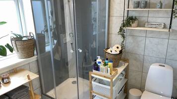 Minibar, decoración personalizada y espacio para trabajar con laptop