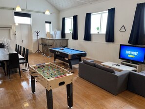 Extra Big Two-Bedroom Apartment with 2 lofts and with Private Bathroom and Kitchenette | 거실 공간