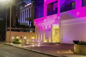 Façade de l’hébergement - soirée/nuit