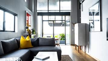 Loft Deluks, 1 Tempat Tidur King, dapur kecil, pemandangan lembah | Seprai premium, isi minibar gratis, dan setrika/meja setrika
