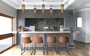 Bar (trong khuôn viên)