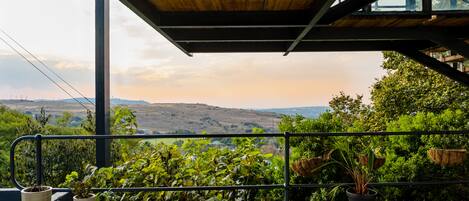 Deluxe-ullakkohuoneisto, 1 suuri parisänky, keittotila, näköala laaksoon | Näkymä parvekkeelta