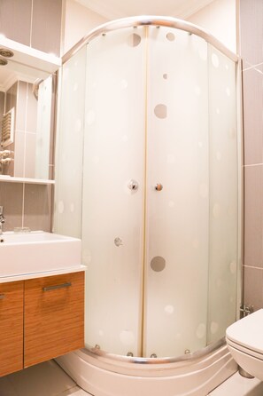 Ducha, artículos de tocador gratuitos, secador de pelo, pantuflas