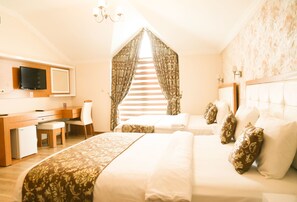 Quadruple Room | Minibar, in-room safe, desk, blackout drapes - Cebeciler Otel (Trabzon)