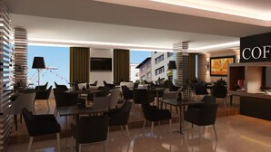 Un moderno vestíbulo de hotel con una barra de café, zona de estar y ventanas grandes que ofrecen vistas de la ciudad.