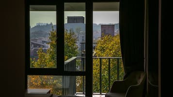 Habitación triple familiar, 1 habitación, para no fumadores, vista a la ciudad | Vista desde la habitación
