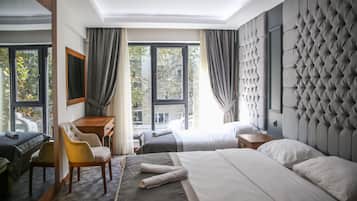 Habitación triple familiar, 1 habitación, para no fumadores, vista a la ciudad | Ropa de cama de alta calidad y minibar