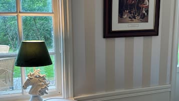 Decoración personalizada, muebles diferentes y escritorio