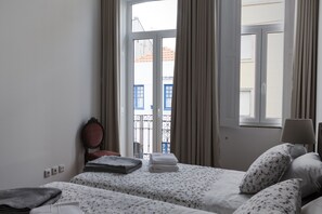 Habitación con 1 cama doble o 2 individuales, baño privado | Cortinas opacas, tabla de planchar con plancha, wifi gratis