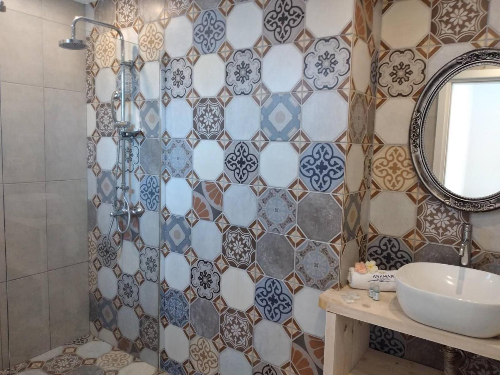 superior room, sea view | bathroom | shower, free toiletries, hair dryer, bathrobes