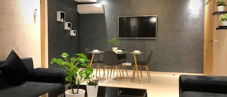 Departamento Confort, 2 habitaciones, cocina, vista a la ciudad | Área de sala de estar | Televisión