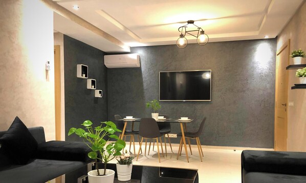 舒适公寓, 2 间卧室, 厨房, 城市景观 | 起居区 | 电视