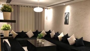 Comfort-huoneisto, 2 makuuhuonetta, keittiö, kaupunkinäköala | Oleskelualue | Televisio