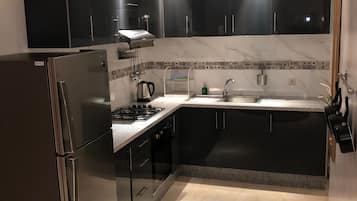 Apartament reial, 2 dormitoris, cuina | Cuina privada | Frigorífic, forn, placa de cuina i bullidora elèctrica