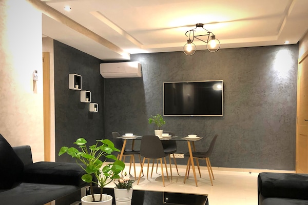 Appartamento Comfort, 2 camere da letto, cucina, vista città | Area soggiorno | TV