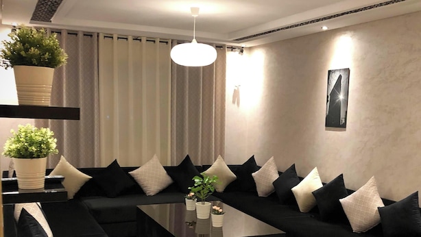 Apartemen Comfort, 2 kamar tidur, dapur, pemandangan kota | Area keluarga | TV