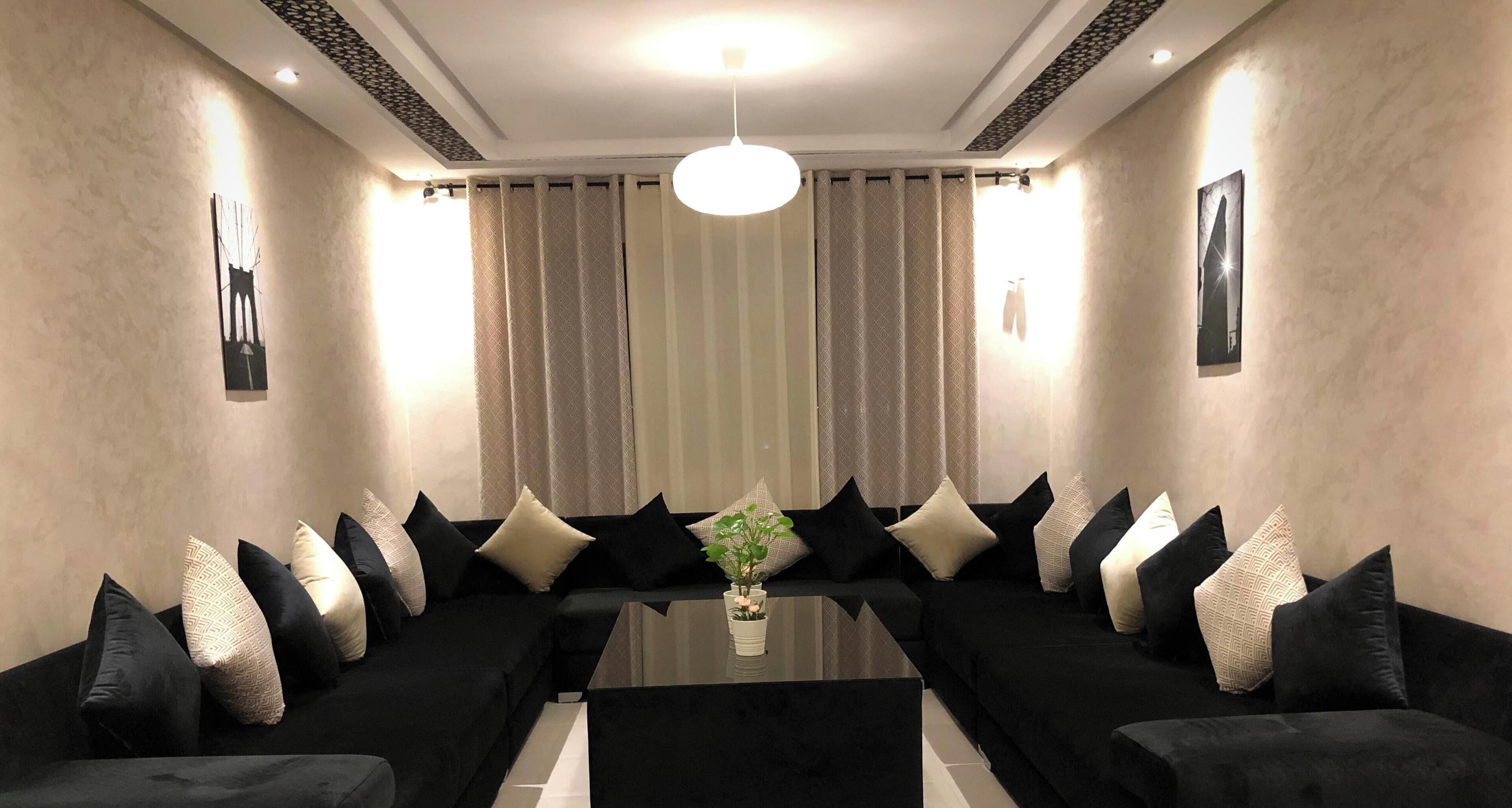Comfort-huoneisto, 2 makuuhuonetta, keittiö, kaupunkinäköala | Oleskelualue | Televisio