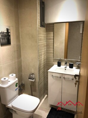 Comfort Apartment, 2 Bedrooms, Kitchen, City View | Bathroom | Shower, free toiletries, hair dryer, towels