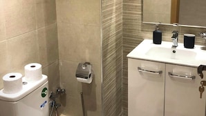 Apartemen Comfort, 2 kamar tidur, dapur, pemandangan kota | Kamar mandi | Shower, perlengkapan mandi gratis, pengering rambut, dan handuk