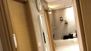 Apartemen Comfort, 2 kamar tidur, dapur, pemandangan kota | Area keluarga | TV