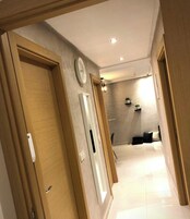 Apartamento Confort, 2 habitaciones, cocina, vistas a la ciudad | Zona de estar | Una televisión