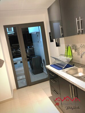 Comfort Apartment, 2 Bedrooms, Kitchen, City View | Private kitchen | Fridge, oven, stovetop, electric kettle