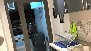Apartemen Comfort, 2 kamar tidur, dapur, pemandangan kota | Dapur pribadi | Lemari es, oven, kompor, dan ketel listrik