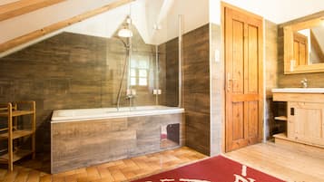 Deep-soaking bathtub, free toiletries, hair dryer, towels
