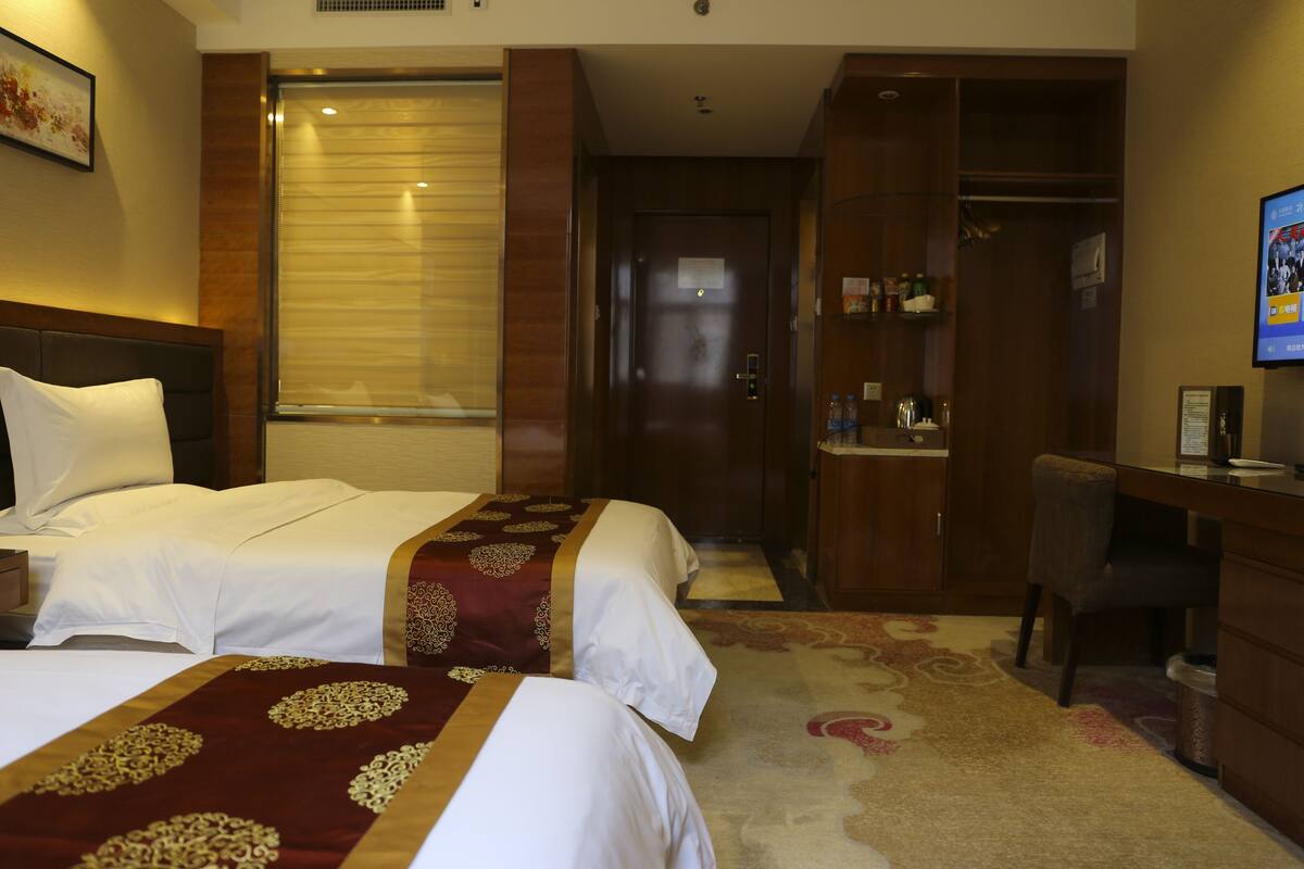Habitación Deluxe con 2 camas individuales | Escritorio, cortinas opacas, tabla de planchar con plancha y wifi gratis