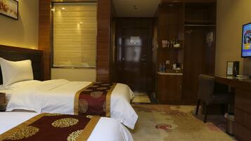Escritorio, cortinas blackout y tabla de planchar con plancha