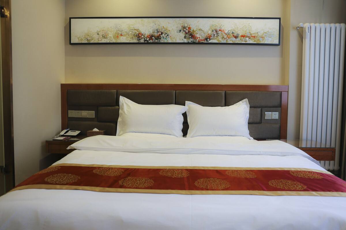 Habitación Deluxe | Escritorio, cortinas opacas, tabla de planchar con plancha y wifi gratis