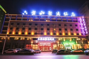 Front of property - evening/night - Ningxia Liupanshan Juhong Hotel (Yinchuan)