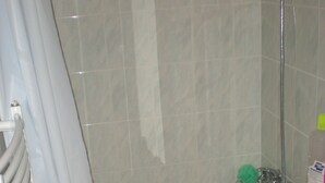 Un baño con bañera, lavamanos y ducha.