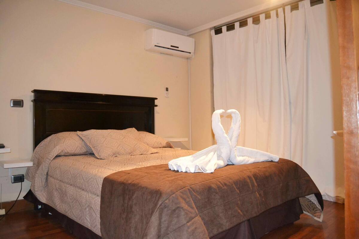 Värdeförvaringsskåp på rummet, strykjärn/strykbräda och extrasängar