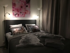 1 dormitorio, ropa de cama de alta calidad, escritorio