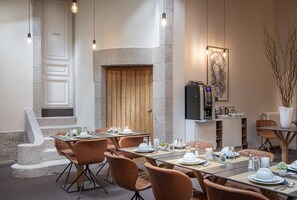 Desayuno buffet todos los días (EUR 12 por persona)