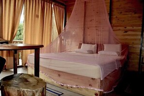 Suite Panoramique, 1 très grand lit, vue montagne, côté montagne | 1 chambre, literie de qualité supérieure, minibar, bureau