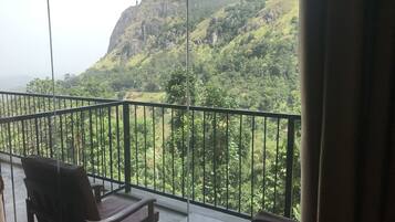 Suite Panorama, 1 Tempat Tidur King, pemandangan gunung, tepi gunung | Balkon