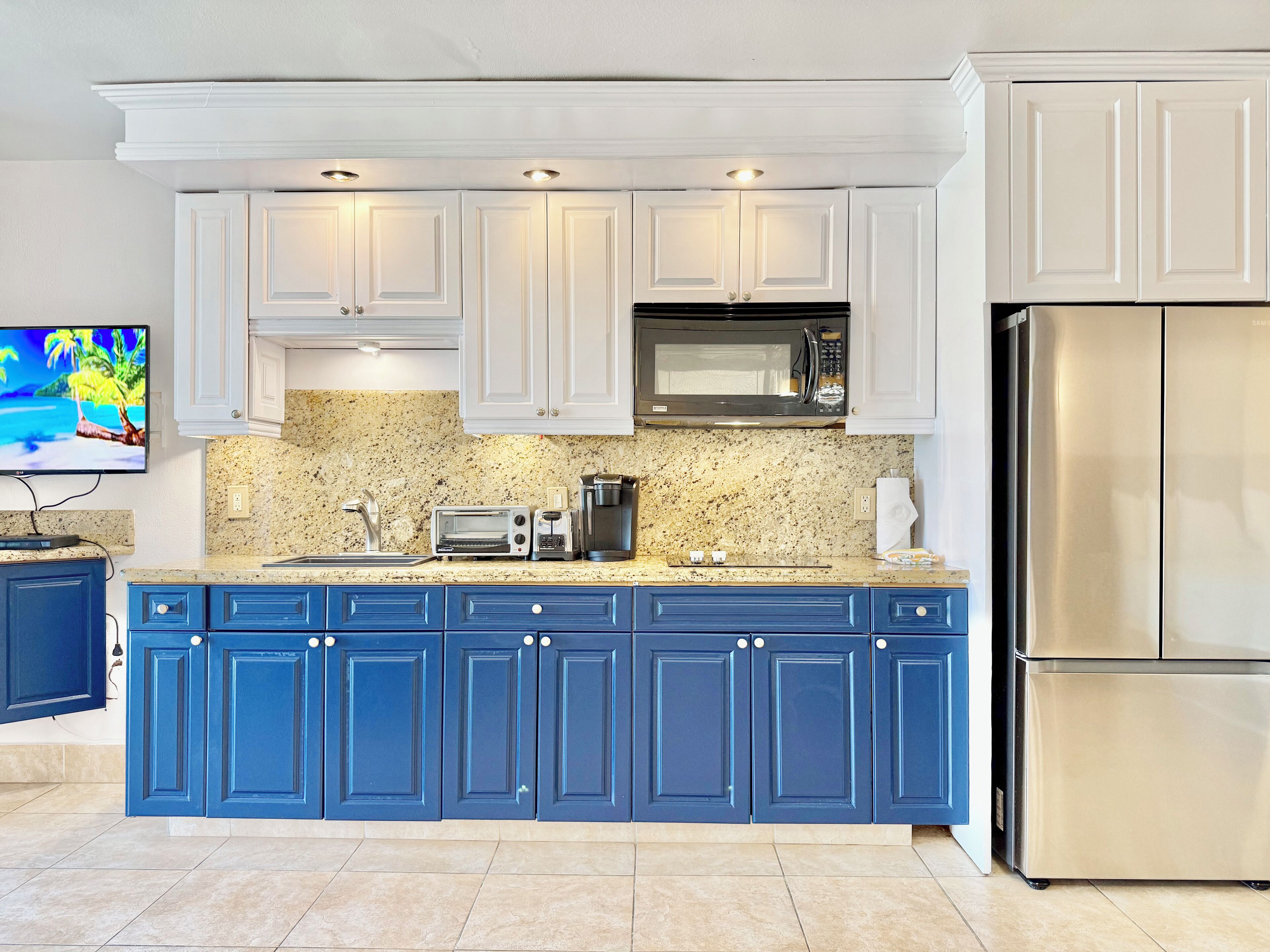 Studio Suite | Private kitchen | Full-sized fridge, microwave, oven, stovetop